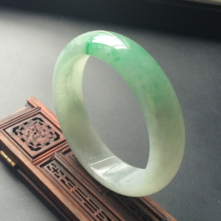 (超值推荐)糯冰种飘翠手镯(58.6mm)