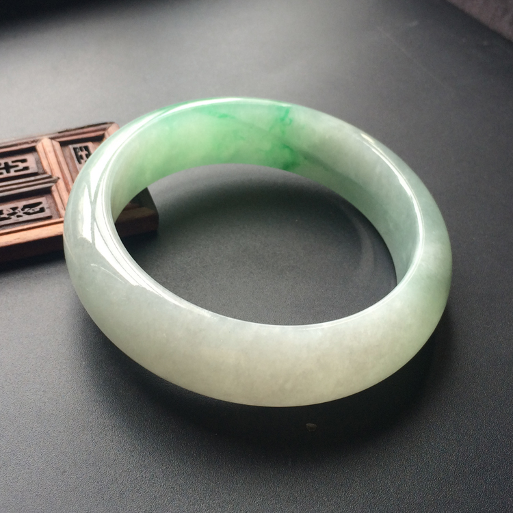 (超值推荐)糯冰种飘翠手镯(58.6mm)
