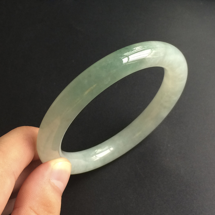 (超值推荐)糯冰种晴水略飘花圆条手镯(56.8mm)