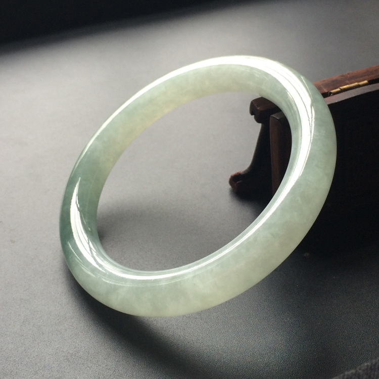 (超值推荐)糯冰种晴水略飘花圆条手镯(56.8mm)