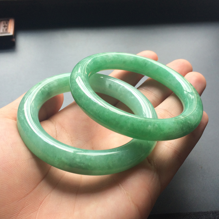 (超值推荐)糯冰种豆色圆条手镯(一对)(53.5mm/52.9mm)