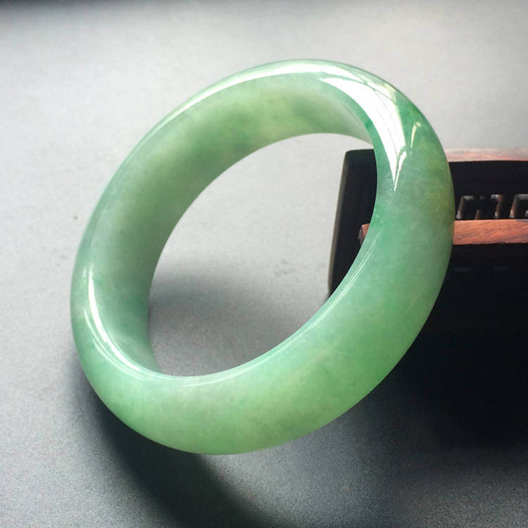 (超值推荐)糯冰种飘阳绿略带黄翡手镯(55.6mm)