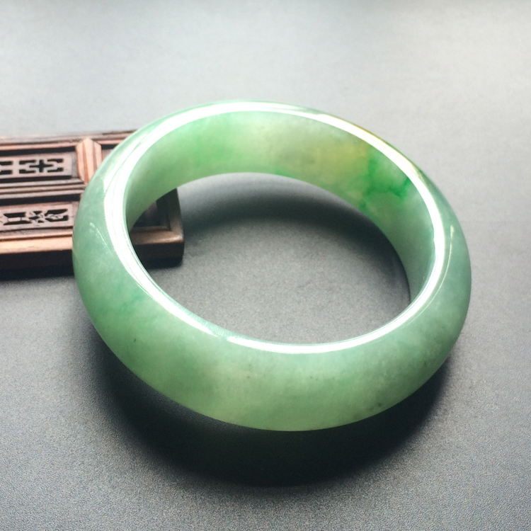 (超值推荐)糯冰种飘阳绿略带黄翡手镯(55.6mm)