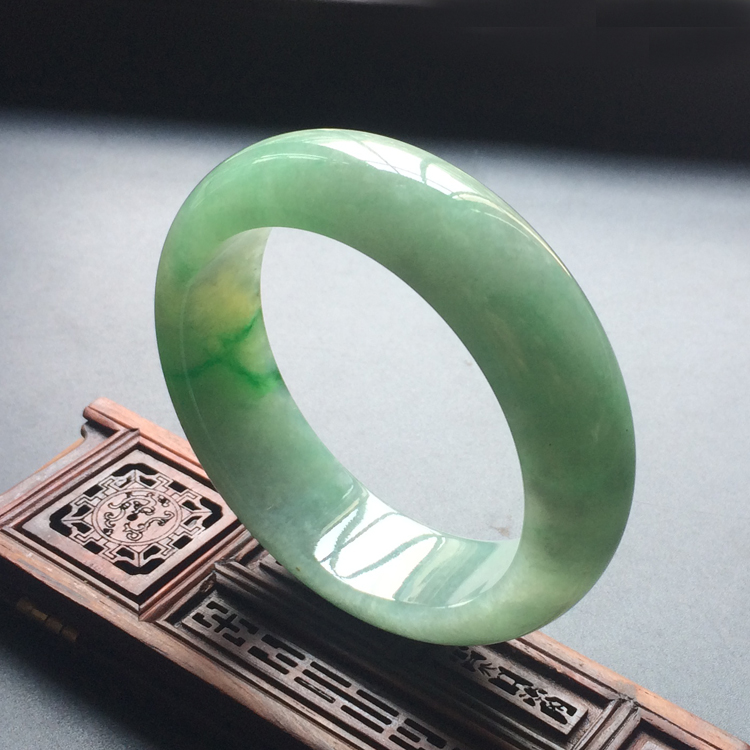 (超值推荐)糯冰种飘阳绿略带黄翡手镯(55.6mm)