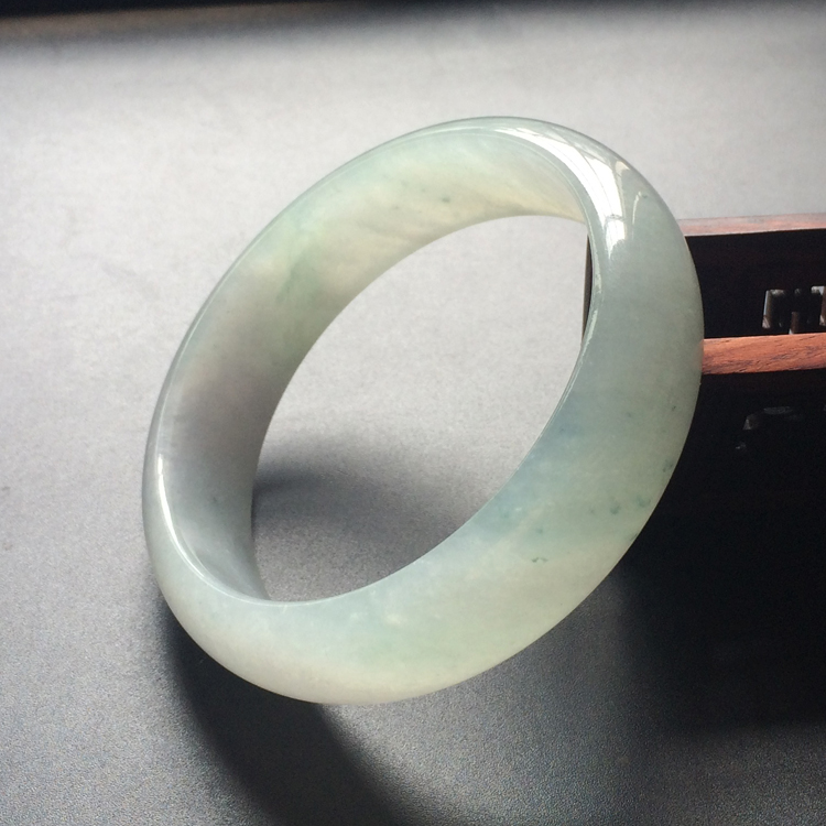 (超值推荐)糯冰种略飘花手镯(58.3mm)