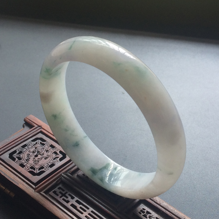 (超值推荐)糯冰种飘花略带紫罗兰手镯(56mm)