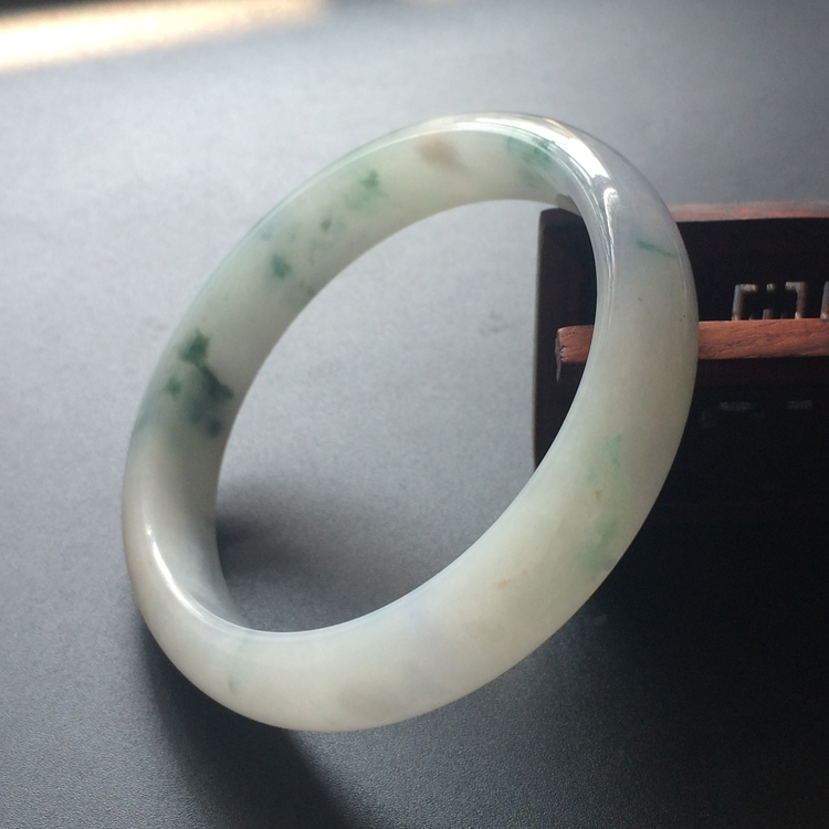 (超值推荐)糯冰种飘花略带紫罗兰手镯(56mm)