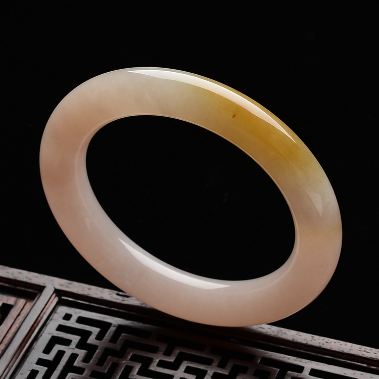 (超值推荐)糯冰种湘妃粉带黄翡圆条手镯(57.8mm)