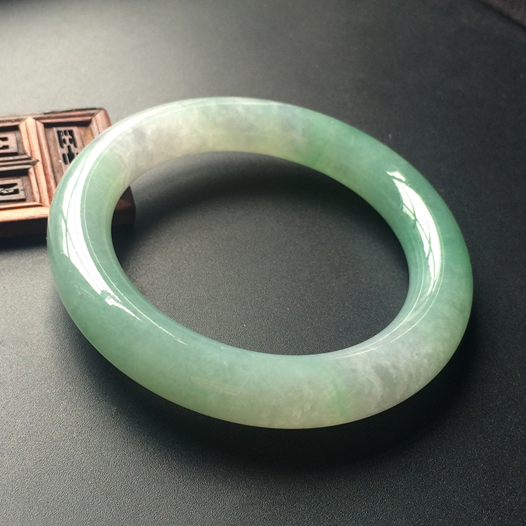 (超值推荐)糯冰种晴水略飘翠圆条手镯(58mm)