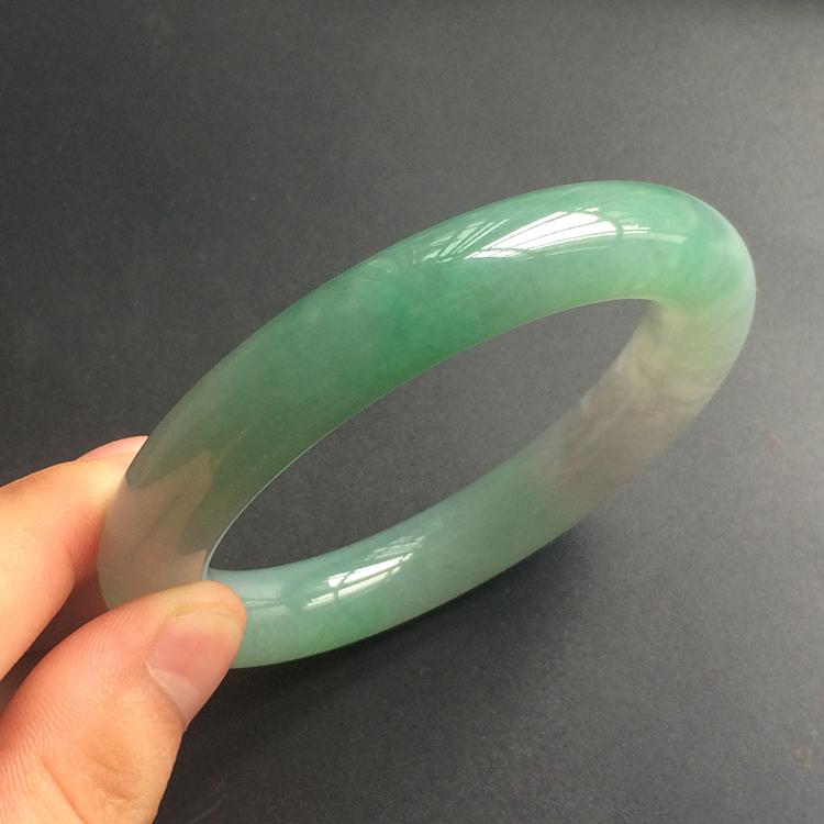 (超值推荐)糯冰种晴水略飘翠圆条手镯(58mm)
