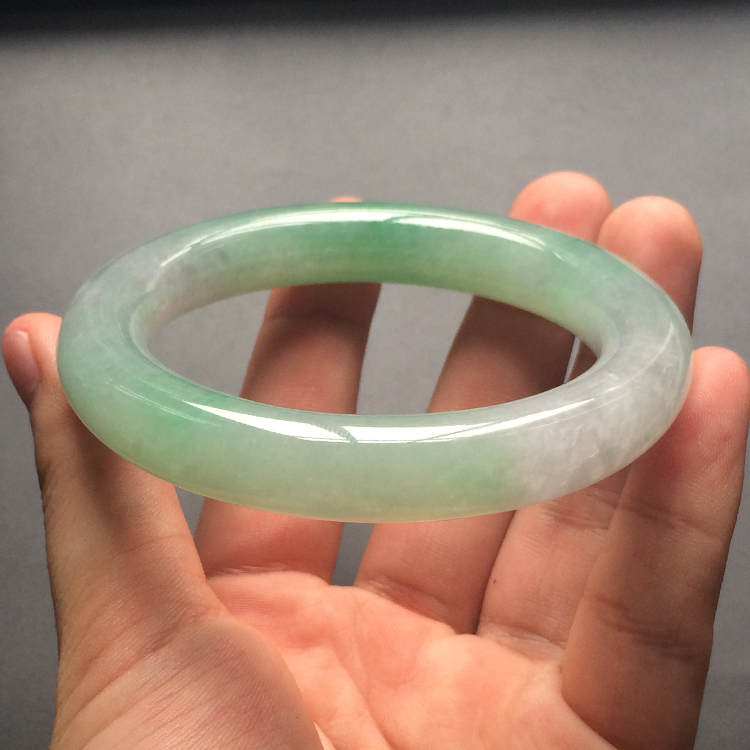 (超值推荐)糯冰种晴水略飘翠圆条手镯(58mm)