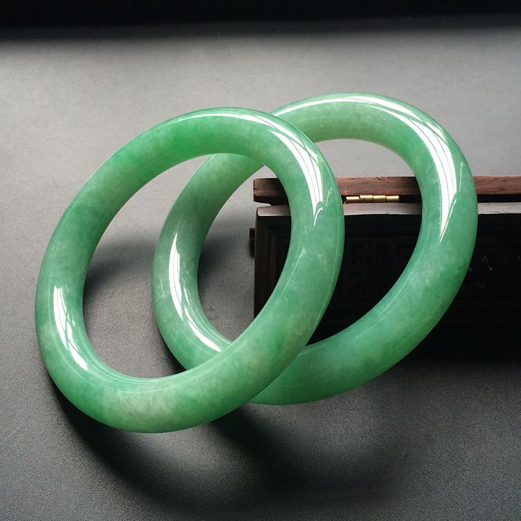 (超值推荐)糯冰种浅绿圆条手镯(一对)(58.8mm/58.1mm)