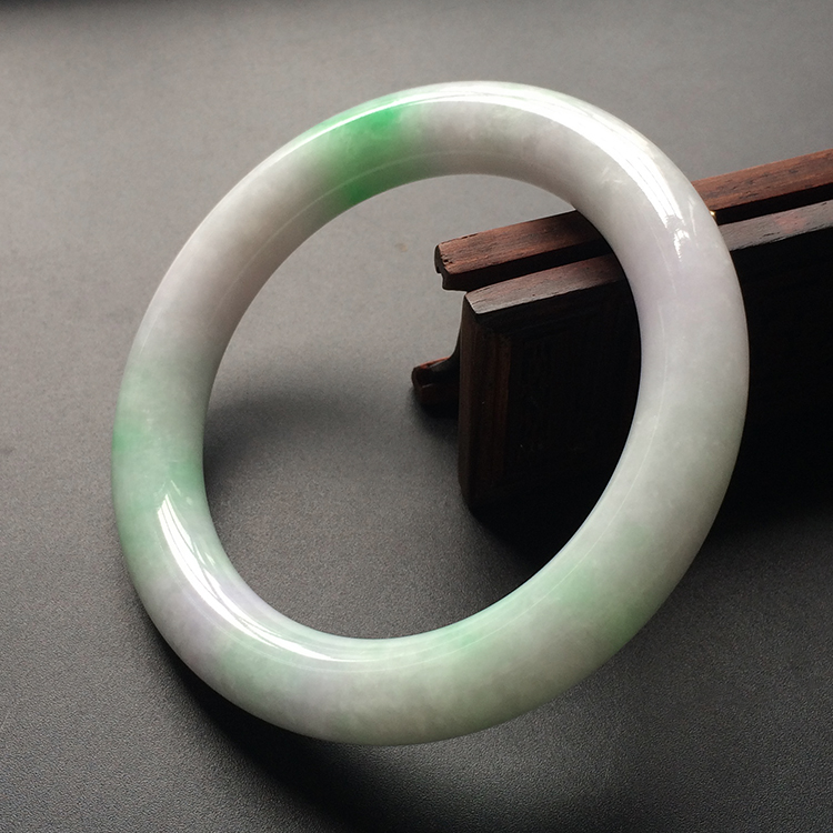 (超值推荐)糯冰种春带彩圆条手镯(57.8mm)