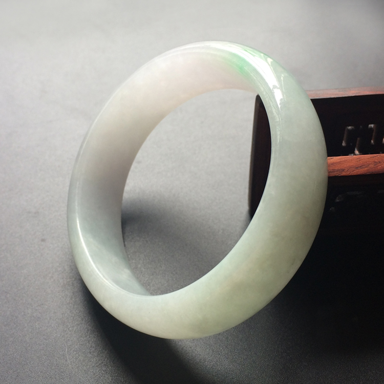 (超值推荐)糯冰种淡春带彩贵妃镯(57.8mm-50.7mm)
