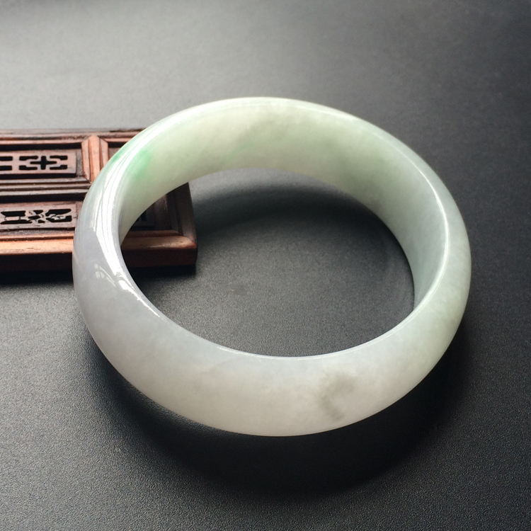 (超值推荐)糯冰种淡春带彩贵妃镯(57.8mm-50.7mm)