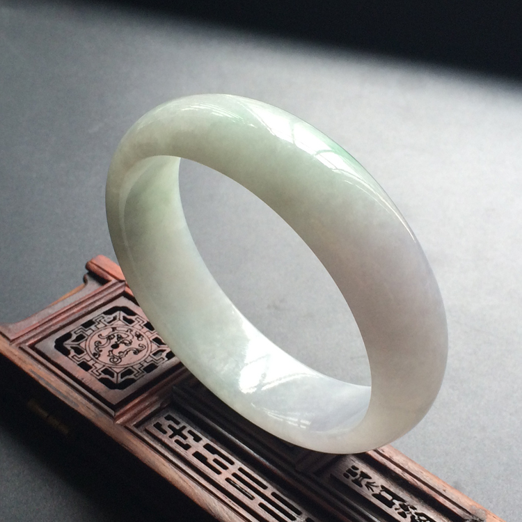 (超值推荐)糯冰种淡春带彩贵妃镯(57.8mm-50.7mm)