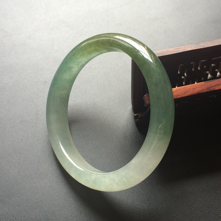 (超值推荐)冰种蓝晴水贵妃镯(56.4mm-49.4mm)
