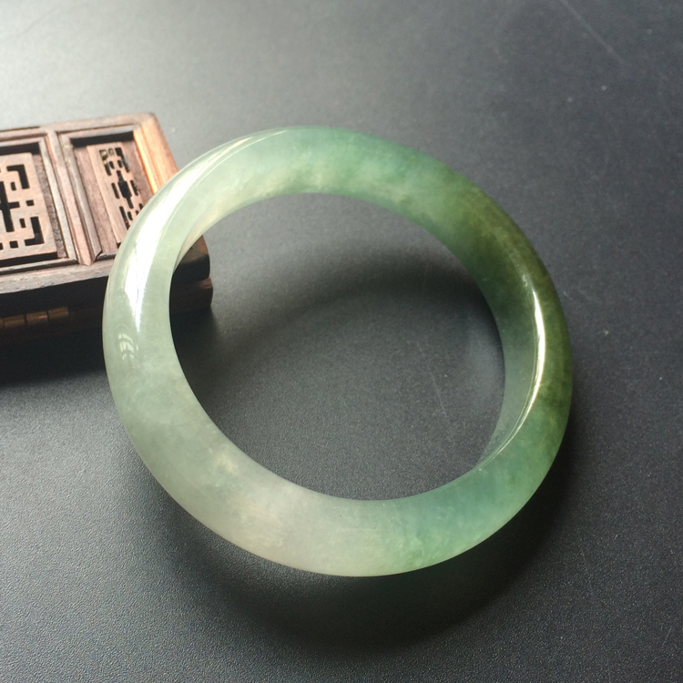 (超值推荐)冰种蓝晴水贵妃镯(56.4mm-49.4mm)