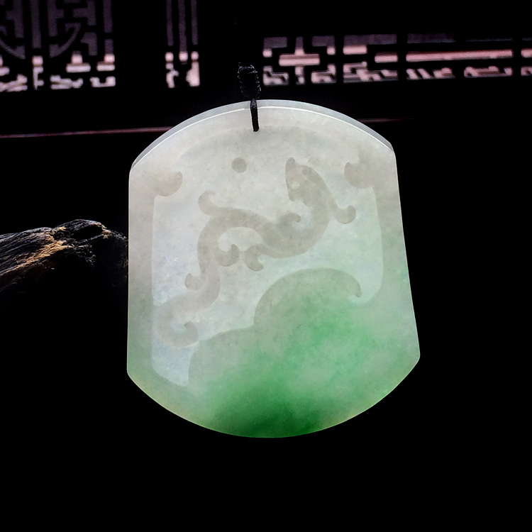 糯冰种飘翠仿古龙牌挂件