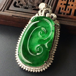 (超值推荐)冰种阳绿镶白金钻石如意胸坠