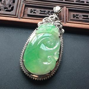 糯冰种飘翠镶白金钻石如意胸坠