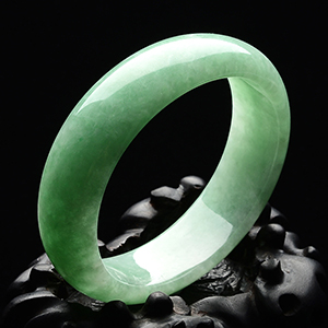 (超值推荐)糯冰种豆绿贵妃镯(55mm-47mm)