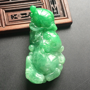 (超值推荐)糯冰种翠色灵猴献寿挂件