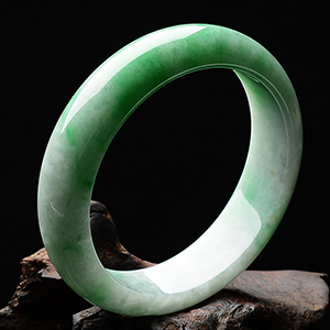(超值推荐)糯冰种飘翠手镯(62mm)