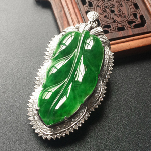 (超值推荐)糯冰种浓绿镶白金钻石金枝玉叶胸坠