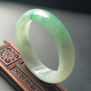 (超值推荐)糯冰种飘翠手镯(58.6mm)