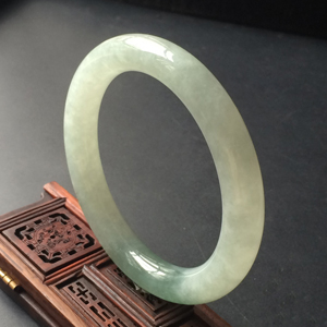 (超值推荐)糯冰种晴水略飘花圆条手镯(56.8mm)