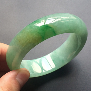 (超值推荐)糯冰种飘阳绿略带黄翡手镯(55.6mm)