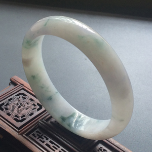 (超值推荐)糯冰种飘花略带紫罗兰手镯(56mm)