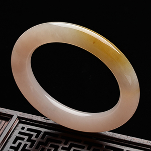 (超值推荐)糯冰种湘妃粉带黄翡圆条手镯(57.8mm)