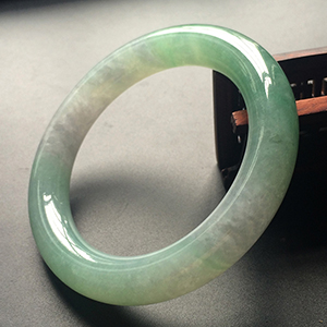 (超值推荐)糯冰种晴水略飘翠圆条手镯(58mm)