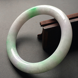 (超值推荐)糯冰种春带彩圆条手镯(57.8mm)