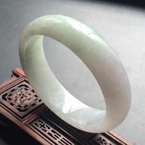 (超值推荐)糯冰种淡春带彩贵妃镯(57.8mm-50.7mm)
