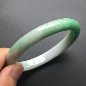 (超值推荐)糯冰种飘翠贵妃镯(55.1mm-46.4mm)