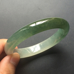 (超值推荐)冰种蓝晴水贵妃镯(56.4mm-49.4mm)