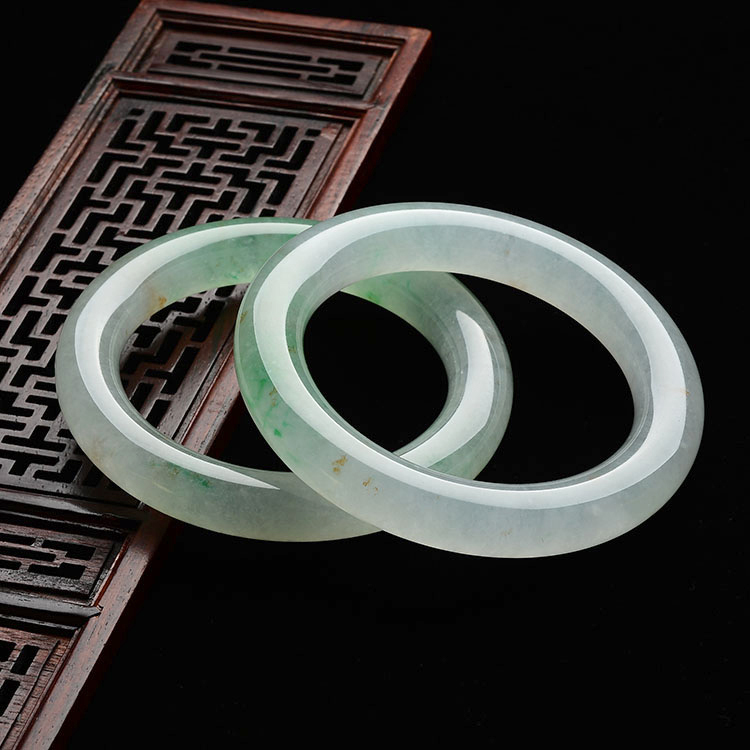 (超值推荐)糯冰种飘翠略带黄翡圆条手镯(一对)(55.8mm/56.5mm)