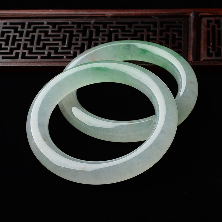 (超值推荐)糯冰种飘翠略带黄翡圆条手镯(一对)(55.8mm/56.5mm)