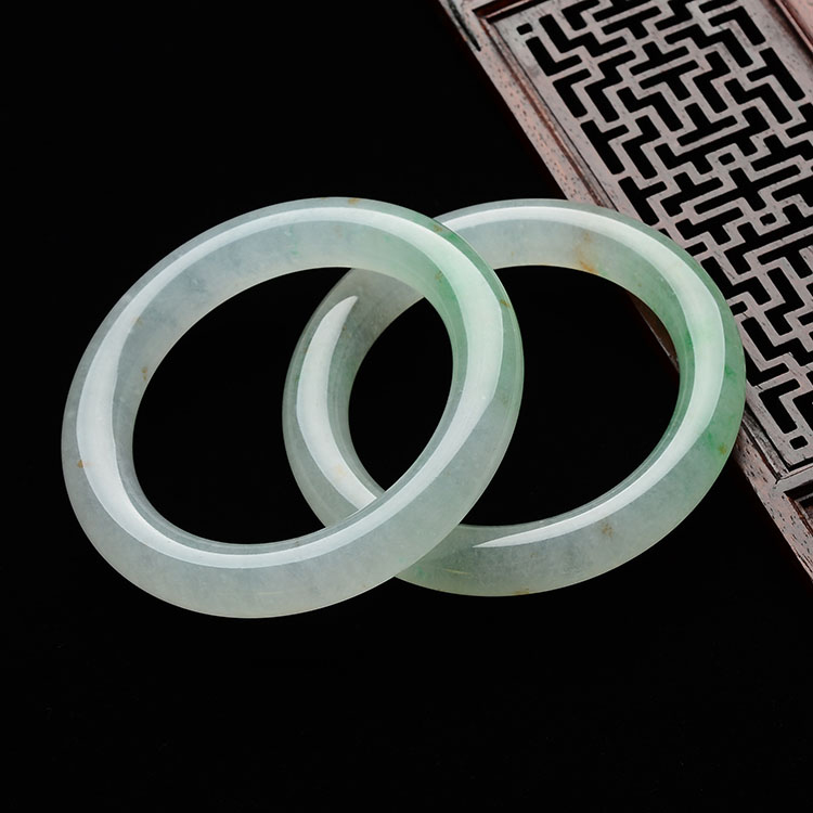 (超值推荐)糯冰种飘翠略带黄翡圆条手镯(一对)(55.8mm/56.5mm)