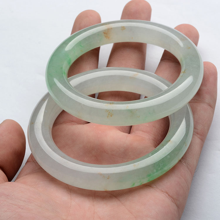 (超值推荐)糯冰种飘翠略带黄翡圆条手镯(一对)(55.8mm/56.5mm)