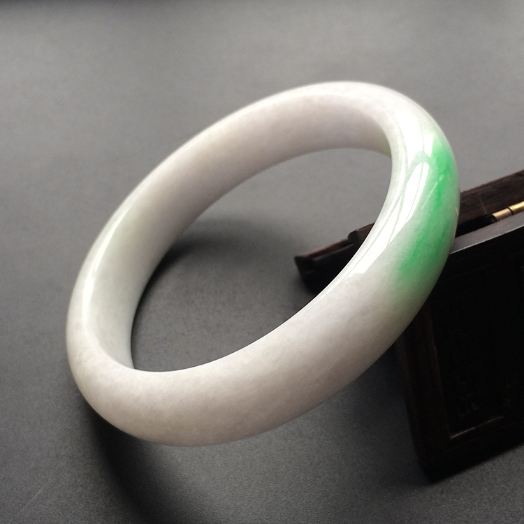 (超值推荐)糯冰种白底青手镯(55.1mm)