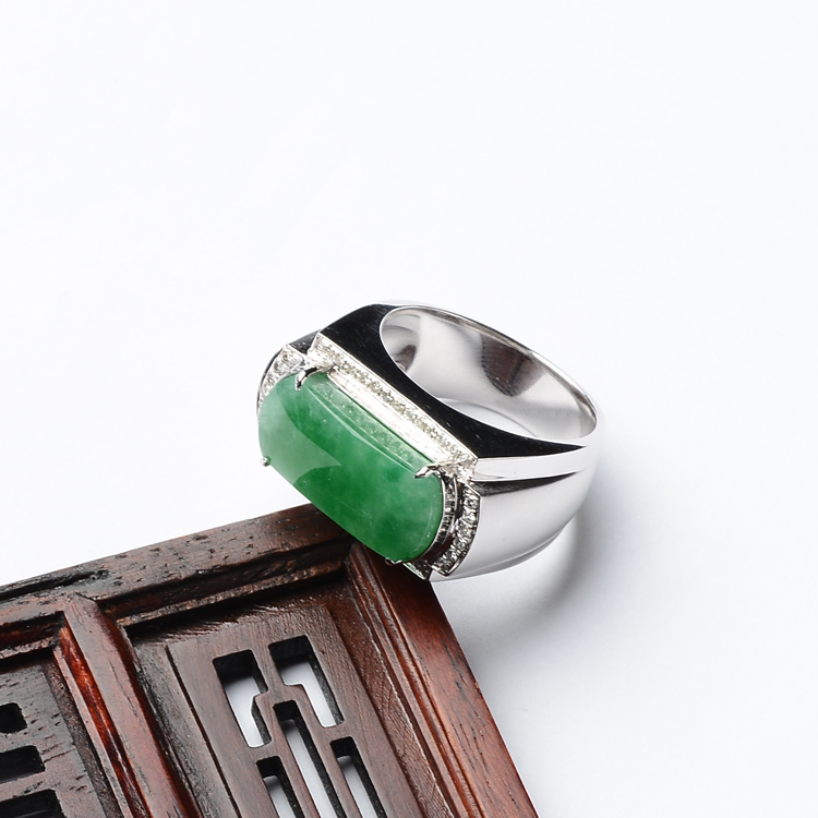 (超值推荐)冰种阳绿镶白金钻石马鞍戒指（男戒）