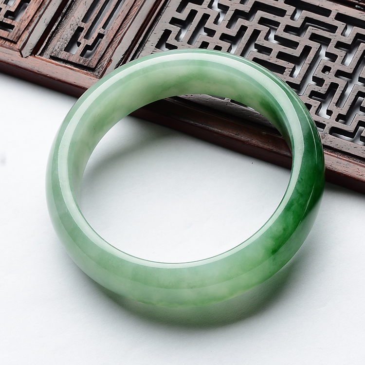 (超值推荐)糯冰种晴水飘阳绿手镯(56.7mm)