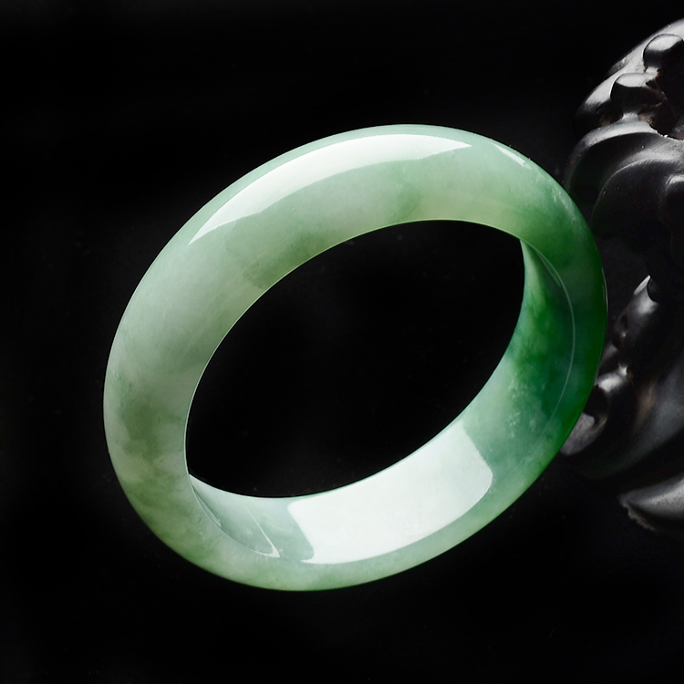 (超值推荐)糯冰种晴水飘阳绿手镯(56.7mm)