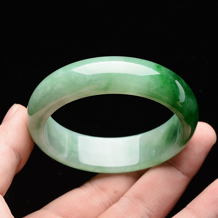 (超值推荐)糯冰种晴水飘阳绿手镯(56.7mm)