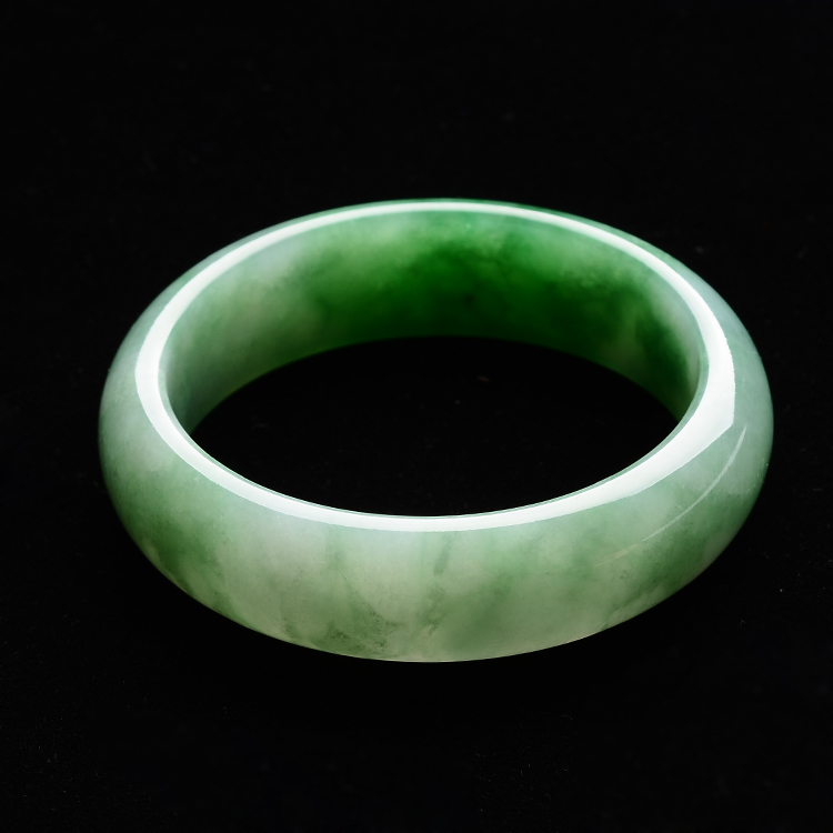 (超值推荐)糯冰种晴水飘阳绿手镯(56.7mm)