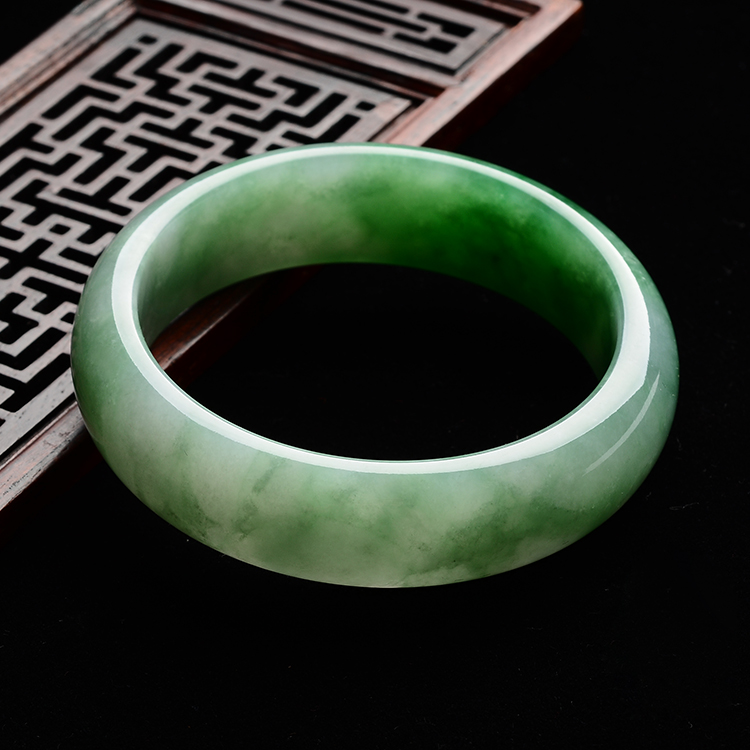 (超值推荐)糯冰种晴水飘阳绿手镯(56.7mm)